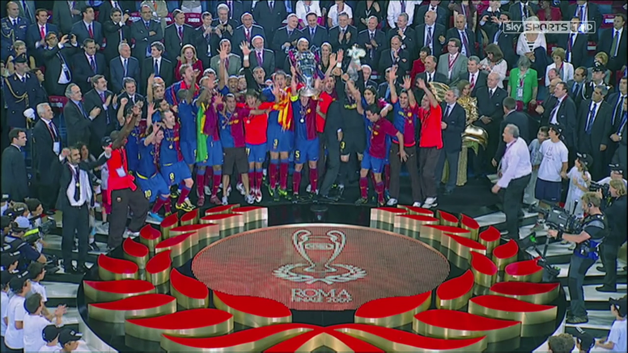 T倒了！预热《怪奇物语》最终季，拜仁球员穿特制热身服出场（拜仁球员穿定制热身服亮相，为《怪奇物语》最终季预热）